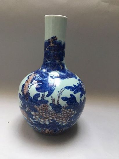 null CHINE

Vase bouteille à long col étroit en porcelaine décoré en bleu sous couverte...