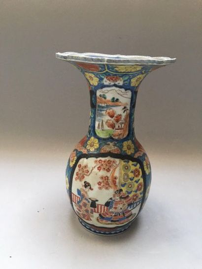 null JAPON 

Vase balustre en porcelaine décoré en polychromie de scènes de palais...
