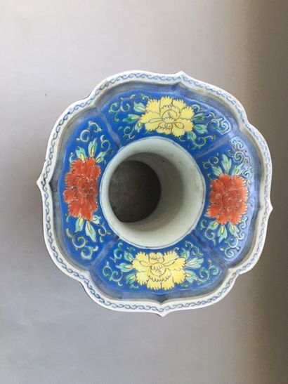 null JAPON 

Vase balustre en porcelaine décoré en polychromie de scènes de palais...