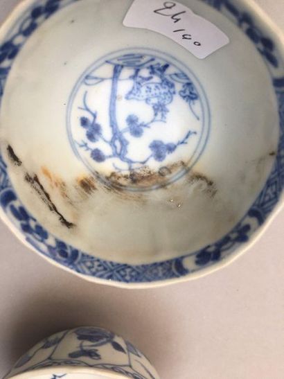 null CHINE
Ensemble de vingt tasses et vingt soucoupes en porcelaine décorées en...