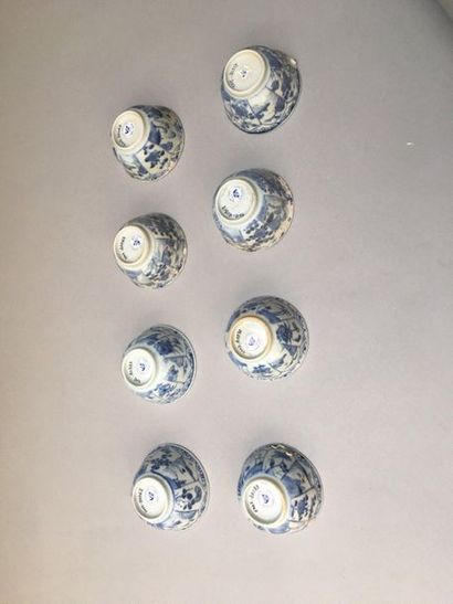 null CHINE
Ensemble de vingt tasses et vingt soucoupes en porcelaine décorées en...