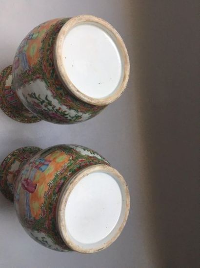 null CHINE 

Paire de vases de forme balustre en porcelaine décorés en polychromie...