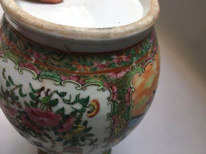 null CHINE 

Paire de vases de forme balustre en porcelaine décorés en polychromie...