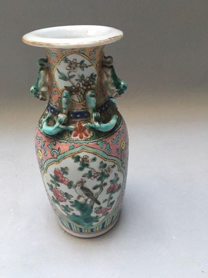 null CHINE

Petit vase et assiette décorés en émaux de Canton de personnages ou oiseaux.

Fin...