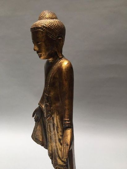 null BIRMANIE 



Statuette en bois laqué or d'attendant de bouddha debout les bras...