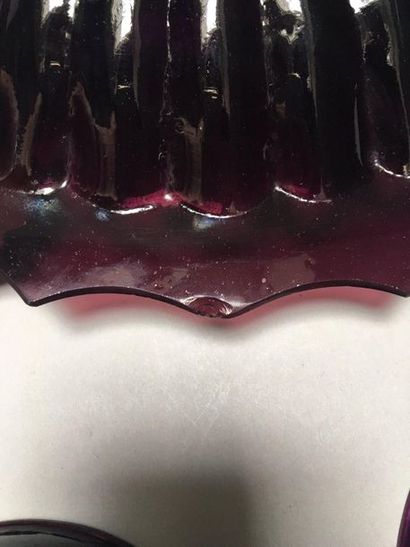 null CHINE. Paire de bols à bord évasé en verre teinté aubergine. Vers 1900 (Egrenures...