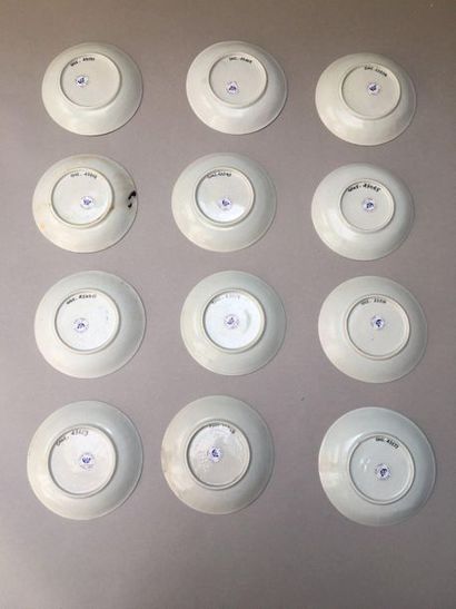 null CHINE
Suite de vingt soucoupes circulaires en porcelaine décorées en bleu sous...