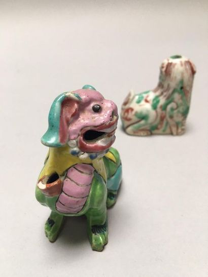 null CHINE. Trois figurines zoomorphes en porcelaine représentant des chiens de Fô...