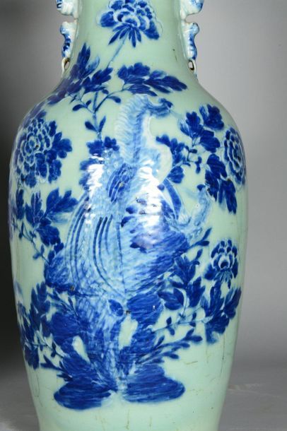 null CHINE : 

Deux grands vases balustre en porcelaine à fond vert décorés en bleu...