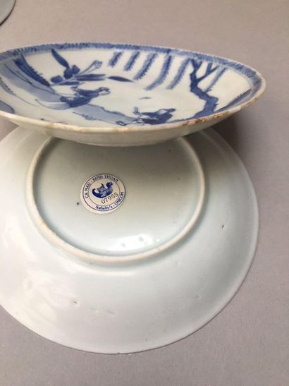 null CHINE
Suite de vingt soucoupes circulaires en porcelaine décorées en bleu sous...