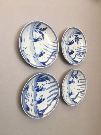 null CHINE
Suite de vingt soucoupes circulaires en porcelaine décorées en bleu sous...