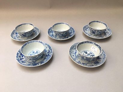 null CHINE
Ensemble de dix tasses et dix soucoupes en porcelaine décorées en bleu...