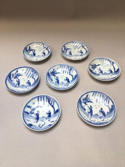 null CHINE
Suite de vingt soucoupes circulaires en porcelaine décorées en bleu sous...