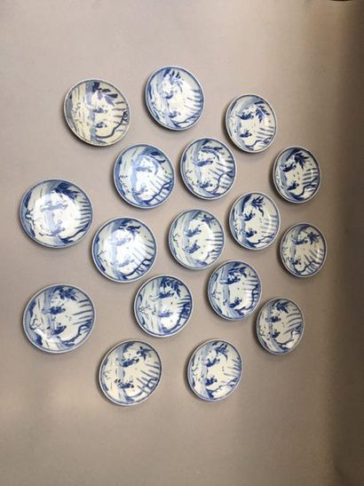 null CHINE
Suite de vingt-quatre soucoupes circulaires en porcelaine décorées en...