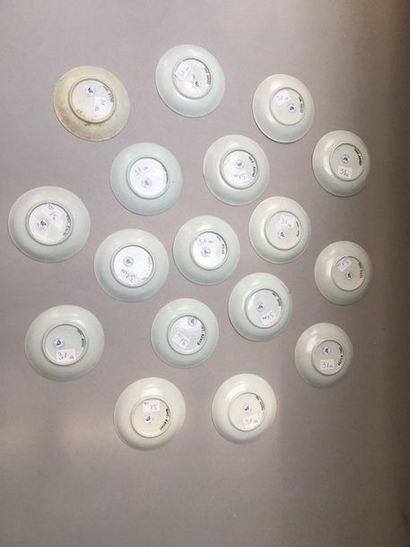null CHINE
Suite de vingt-quatre soucoupes circulaires en porcelaine décorées en...