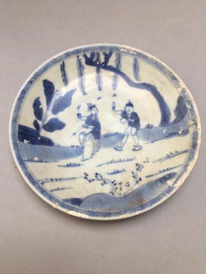 null CHINE
Suite de vingt-quatre soucoupes circulaires en porcelaine décorées en...