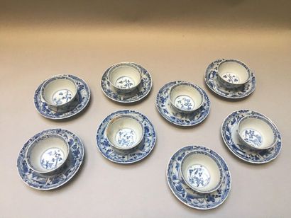 null CHINE
Ensemble de vingt tasses et vingt soucoupes en porcelaine décorées en...