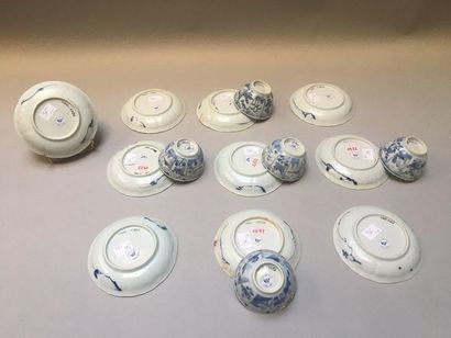 null CHINE
Ensemble de quinze tasses et vingt soucoupes en porcelaine décorées en...