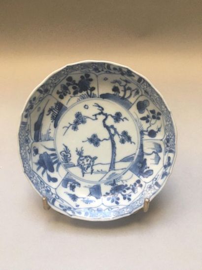 null CHINE
Suite de trente soucoupes en porcelaine décorées en bleu sous couverte...