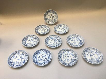 null CHINE
Suite de trente soucoupes en porcelaine décorées en bleu sous couverte...