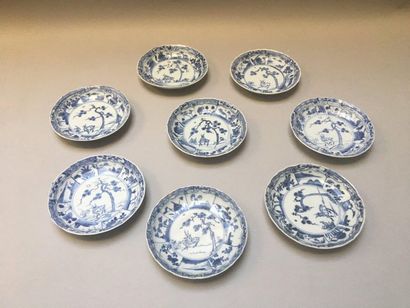 null CHINE
Suite de trente soucoupes en porcelaine décorées en bleu sous couverte...