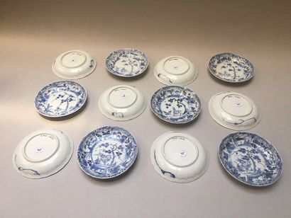 null CHINE
Suite de trente soucoupes en porcelaine décorées en bleu sous couverte...