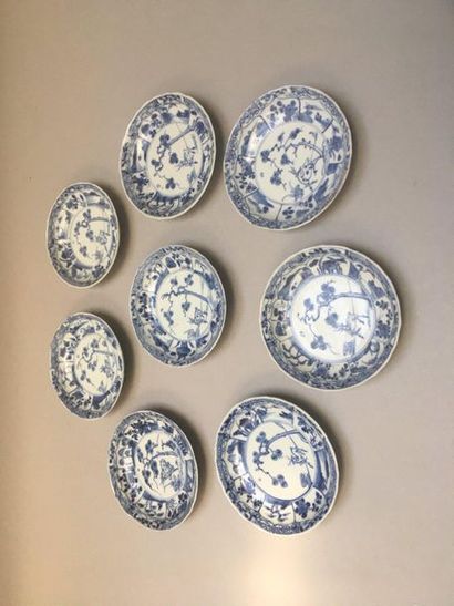null CHINE
Suite de vingt-deux soucoupes en porcelaine décorées en bleu sous couverte...