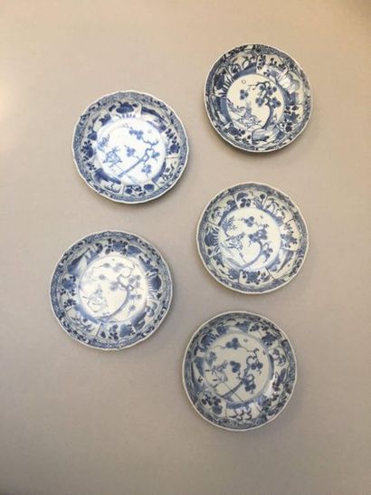 null CHINE
Suite de vingt-deux soucoupes en porcelaine décorées en bleu sous couverte...