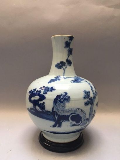 null CHINE 

Vase bouteille en porcelaine à long col étroit décoré en bleu sous couverte...