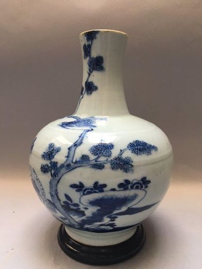 null CHINE 

Vase bouteille en porcelaine à long col étroit décoré en bleu sous couverte...