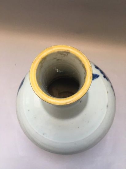 null CHINE 

Vase bouteille en porcelaine à long col étroit décoré en bleu sous couverte...