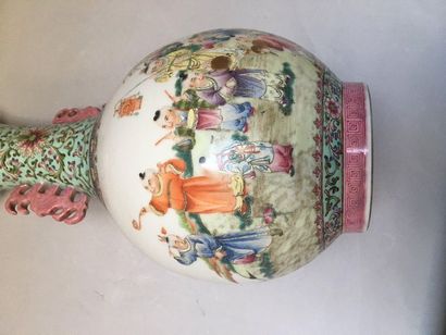 null CHINE 

Vase balustre en porcelaine à long col étroit décoré en émaux de la...
