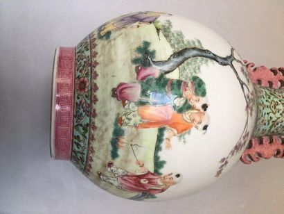 null CHINE 

Vase balustre en porcelaine à long col étroit décoré en émaux de la...