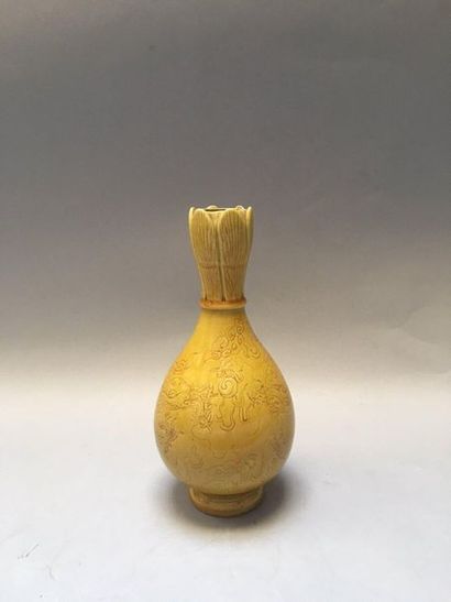 null CHINE 

Très rare vase en porcelaine à long col étroit terminé par un bulbe...