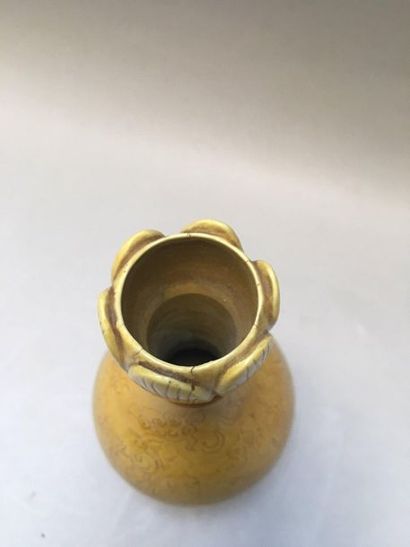 null CHINE 

Très rare vase en porcelaine à long col étroit terminé par un bulbe...
