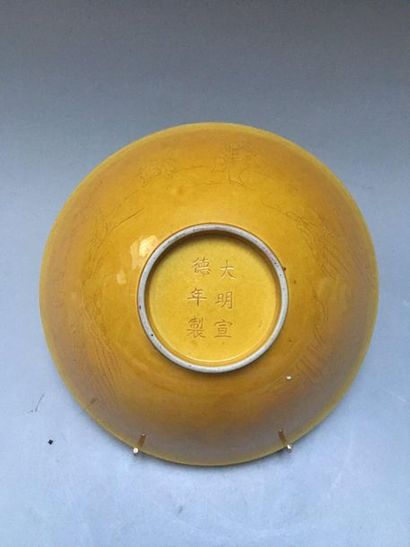 null CHINE 

Beau et rare bol évasé en porcelaine monochrome à fond jaune impérial...