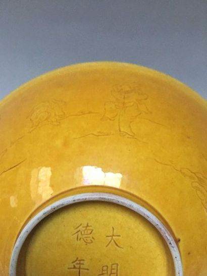 null CHINE 

Beau et rare bol évasé en porcelaine monochrome à fond jaune impérial...