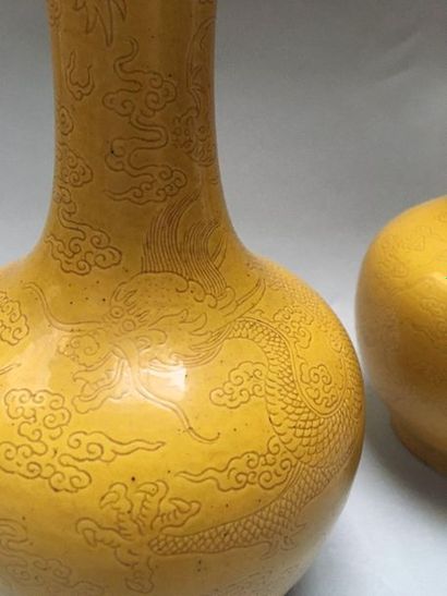 null CHINE
Très rare paire de vases bouteilles en porcelaine émaillée à couverte...