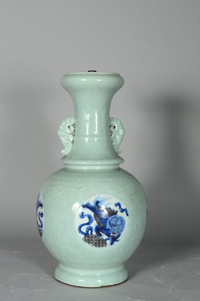 CHINE
Grand vase en porcelaine de forme balustre,...