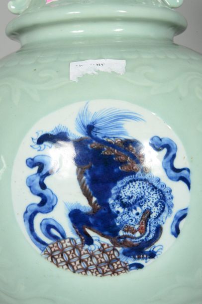 null CHINE
Grand vase en porcelaine de forme balustre, le col terminé par un bulbe,...