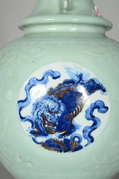 null CHINE
Grand vase en porcelaine de forme balustre, le col terminé par un bulbe,...