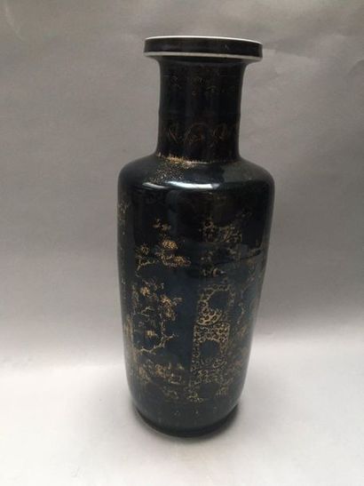 null CHINE 

Grand vase rouleau à col étroit en porcelaine à fond monochrome noir...