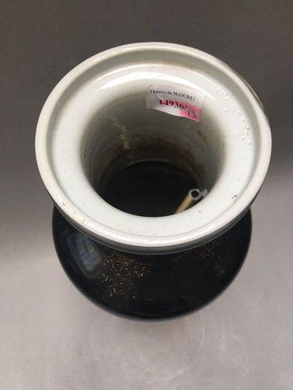 null CHINE 

Grand vase rouleau à col étroit en porcelaine à fond monochrome noir...