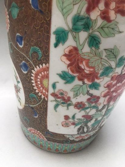 null CHINE 

Très belle paire de grands vases de forme rouleau à cols étroits en...