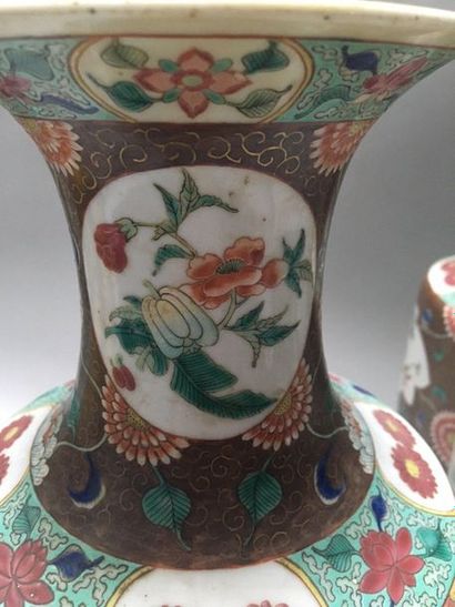 null CHINE 

Très belle paire de grands vases de forme rouleau à cols étroits en...