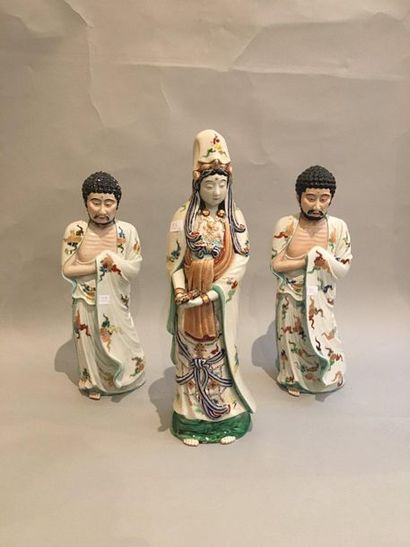 null JAPON

Suite de trois grandes figurines en porcelaine représentant la déesse...