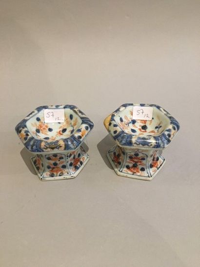 null CHINE DE COMMANDE. Deux salières hexagonales en porcelaine décorées dans la...