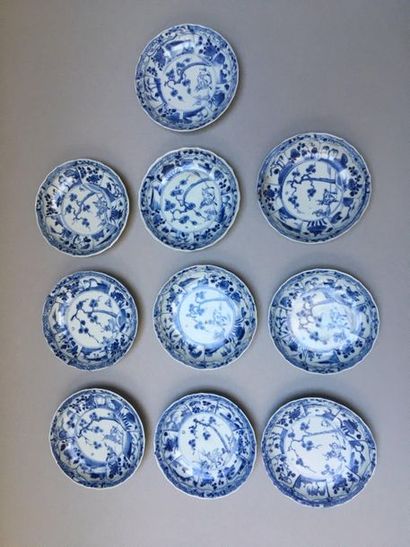 null CHINE
Ensemble de dix tasses et dix soucoupes en porcelaine décorées en bleu...