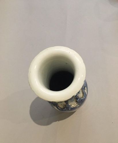 null CHINE Petit vase en porcelaine de forme balustre décoré en bleu sous couverte...