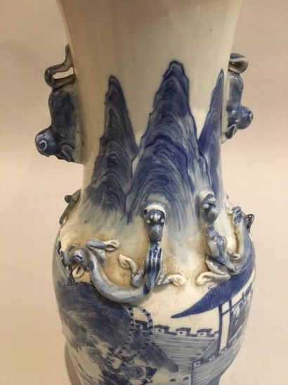 null CHINE Petit vase en porcelaine de forme balustre décoré en bleu sous couverte...